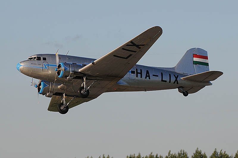 pic 4.jpg -  Li-2 in MALEV colours 